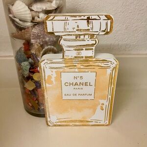 CHANEL No. 5 Gold Display